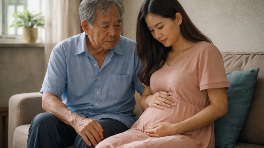 Hoang mang khi bạn gái kém gần 40 tuổi mang thai sau 3 tháng vợ mất